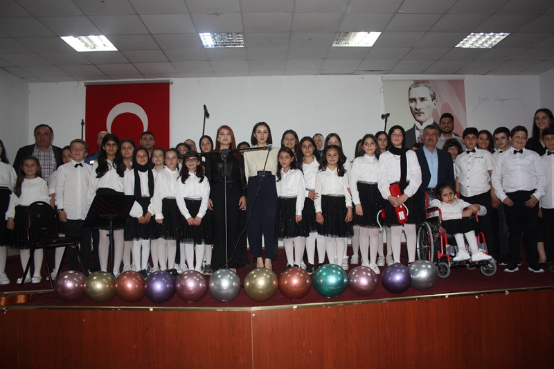 Kaymakamımız  Atatürk Ortaokulu öğrencilerinin hazırlamış olduğu “Yıl Sonu Veda Konseri”ne katıldı.