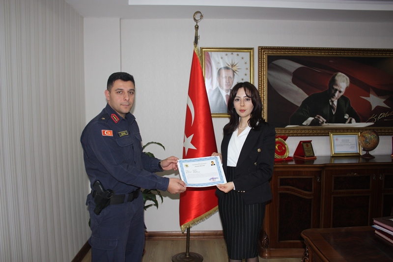 Kaymakamımız üstün gayret ve başarıları dolayısıyla İlçe Jandarma Komutanımızı makamında tebrik etti ve başarı belgesi ile taltif etti.
